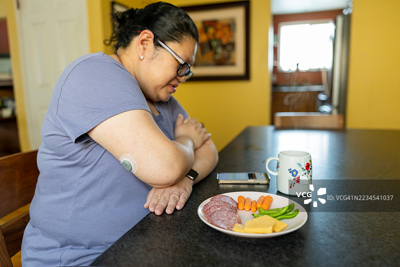使用连续血糖监测仪的女性图片素材