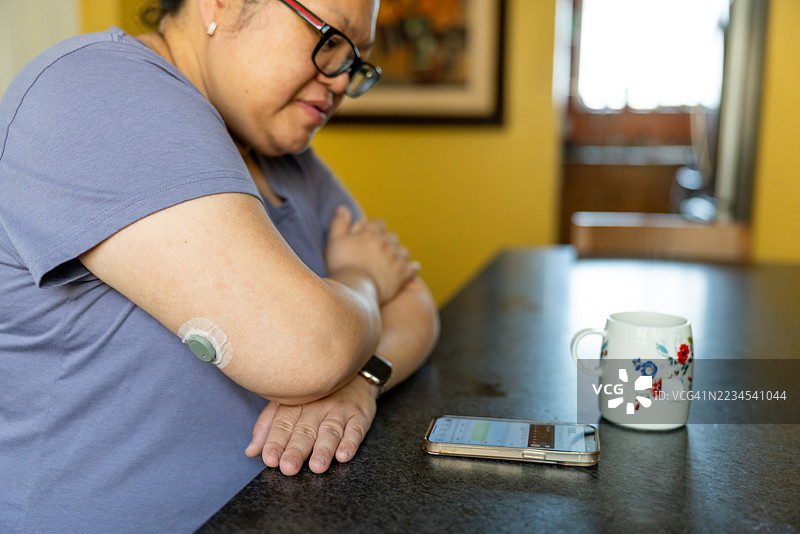 使用连续血糖监测仪的女性图片素材