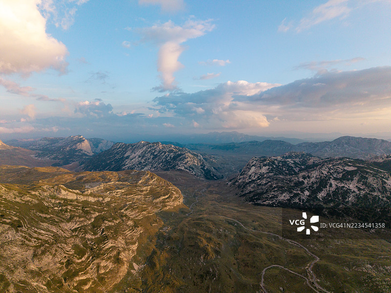 巅峰之上：黑山的壮丽山脉图片素材