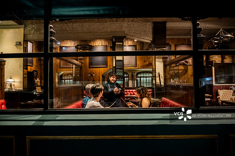 女服务员在餐厅为顾客点餐图片素材