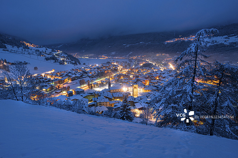 被雪覆盖的博尔米奥冬季黄昏图片素材