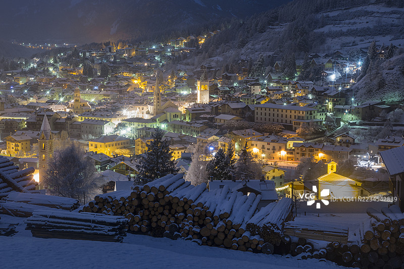 夜晚的博尔米奥照亮的雪村图片素材