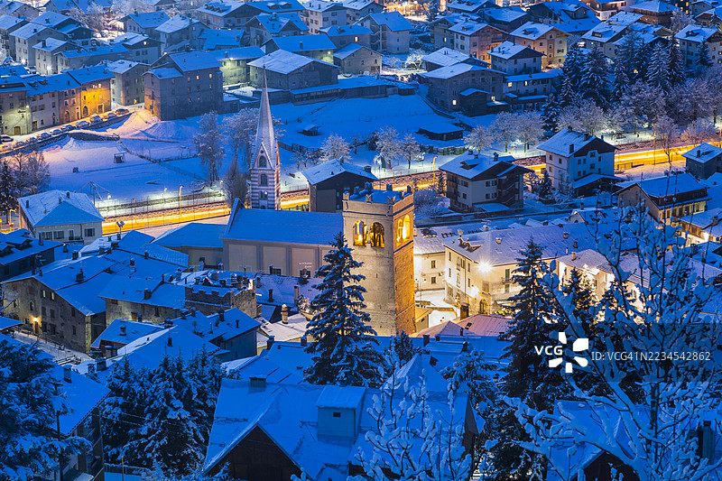 黄昏时分的博尔米奥，雪覆盖的房屋和教堂图片素材