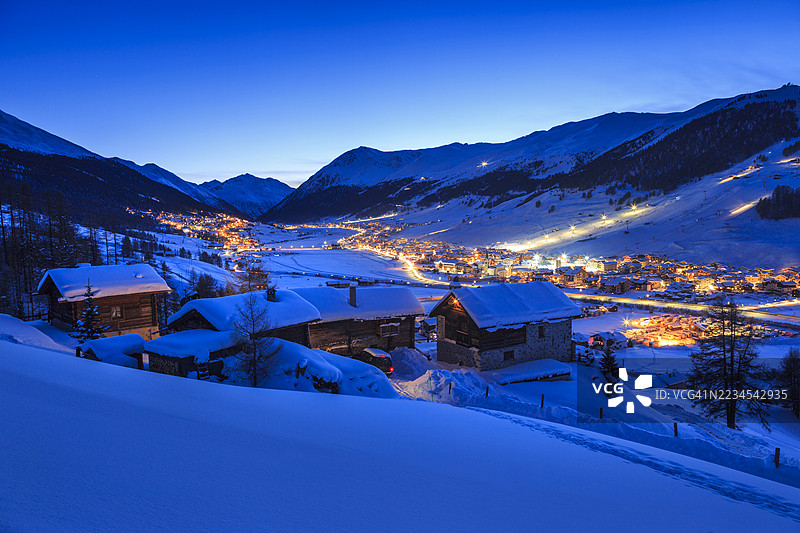 蓝色时刻的雪山小屋，利维尼奥图片素材