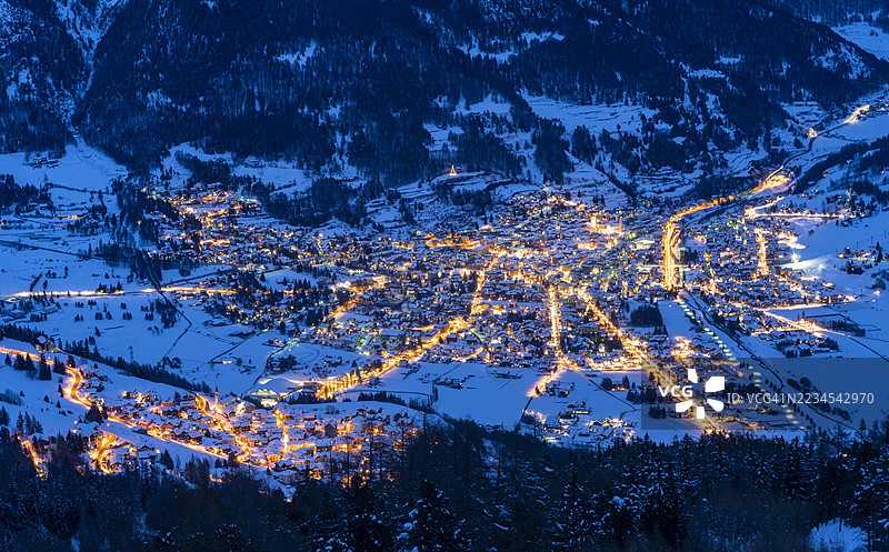 黄昏时分的博尔米奥照亮的雪村图片素材