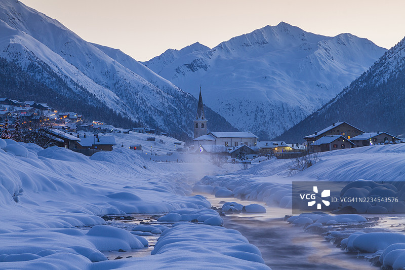 雪冬景观中的冰冻溪流图片素材