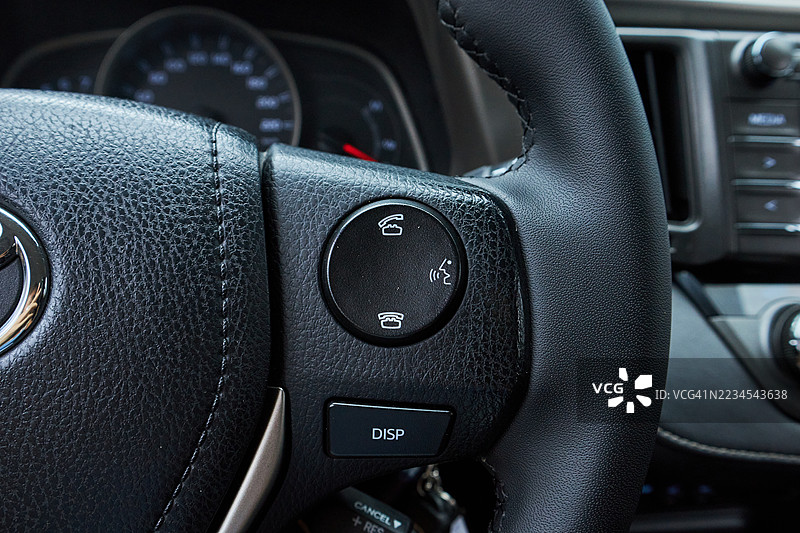 汽车方向盘特写，带控制按钮图片素材