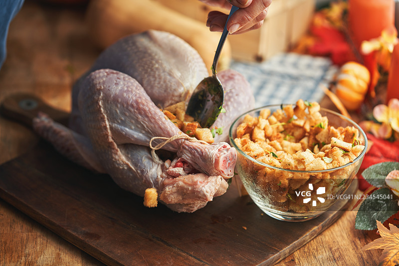 在家厨房准备节日填充火鸡图片素材