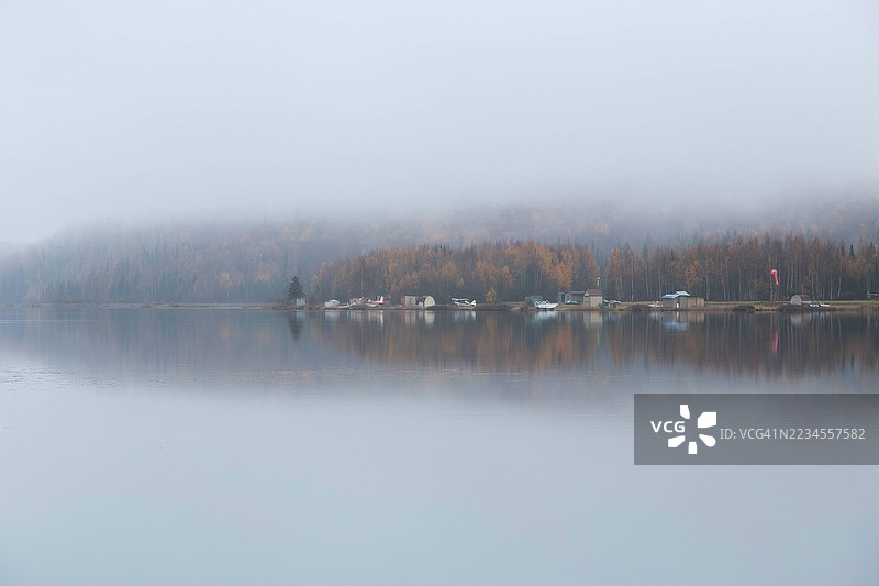 雾霭飞行图片素材