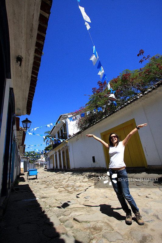 女人在帕拉提市的街道上漫步图片素材