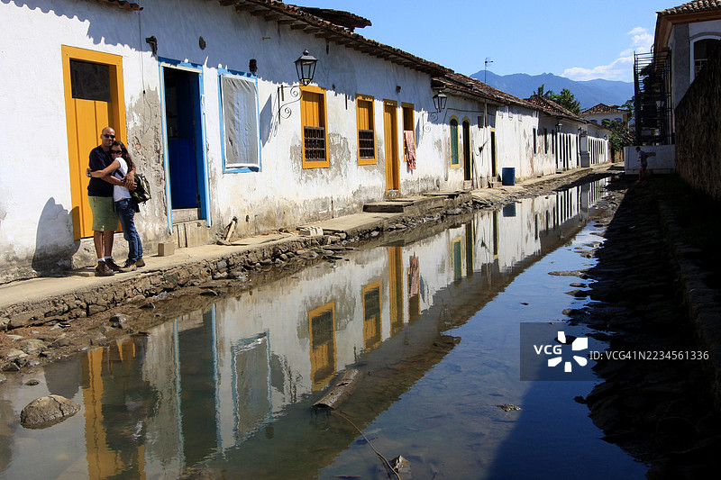 在房屋人行道上相爱的情侣图片素材