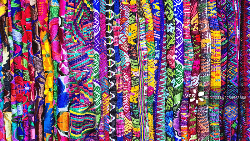 色彩斑斓的传统纺织品，带有复杂的图案图片素材