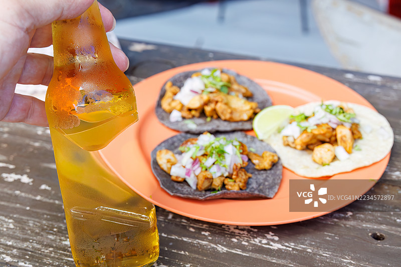 在牙买加风格的咖啡馆享受生啤酒和塔可。一个热带天堂般的偏远岛屿。座间味港，座间味岛，慶良間群岛，岛尻郡，冲绳 - 2025年6月30日图片素材