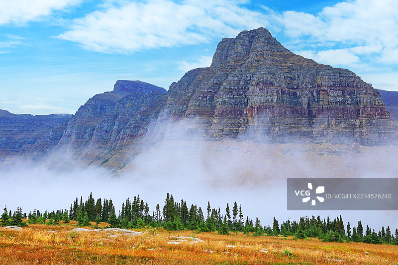 冰川公园花园墙上的雾气与薄雾图片素材