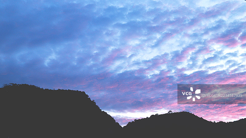 西苏门答腊哈劳谷的日落黄昏天空与轮廓图片素材