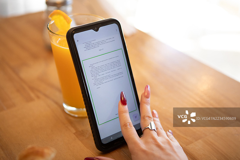 年轻女性使用带有语音辅助功能的智能手机，帮助视力障碍人士。图片素材