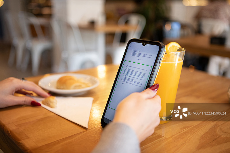 年轻女性使用带有语音辅助功能的智能手机，帮助视力障碍人士。图片素材