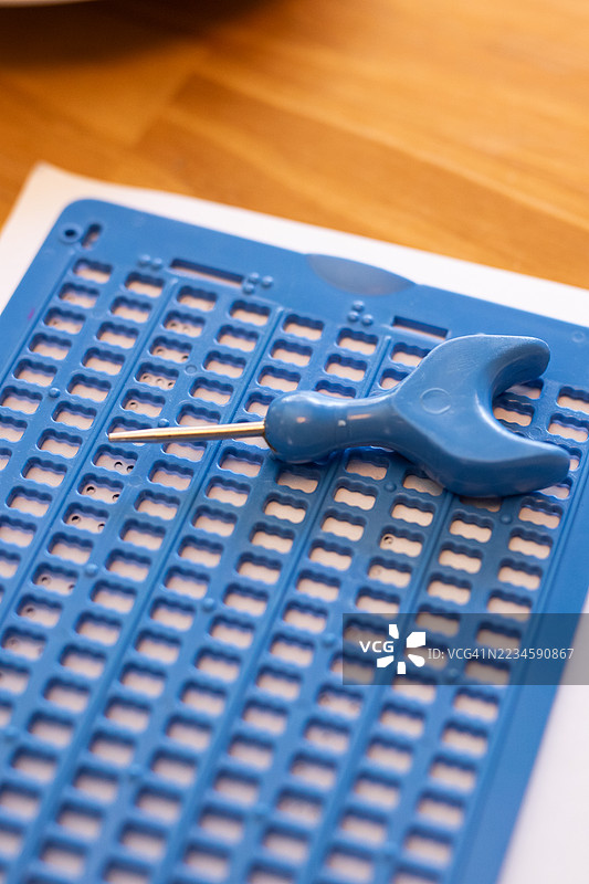 盲人女性的手在纸上书写盲文的特写镜头图片素材