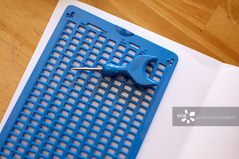 盲人女性的手在纸上书写盲文的特写镜头图片素材