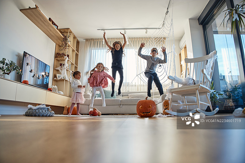 一群孩子在万圣节玩耍图片素材