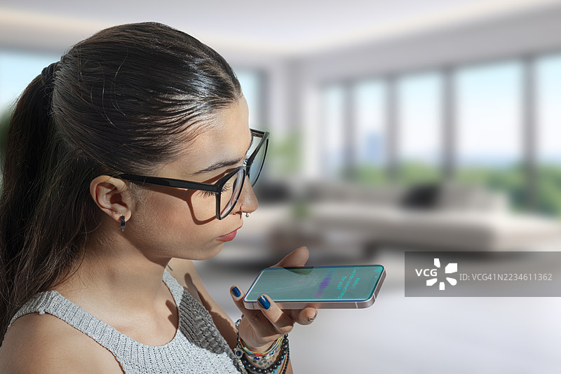 年轻女性使用人工智能虚拟助手图片素材