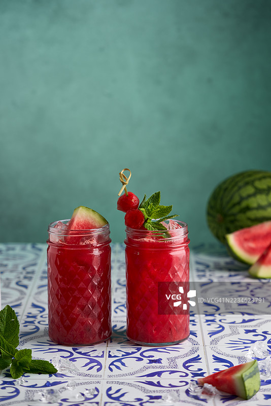 清爽的西瓜冰沙或薄荷柠檬水图片素材