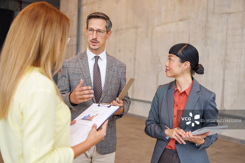 商业团队在现代办公室讨论财务结果图片素材