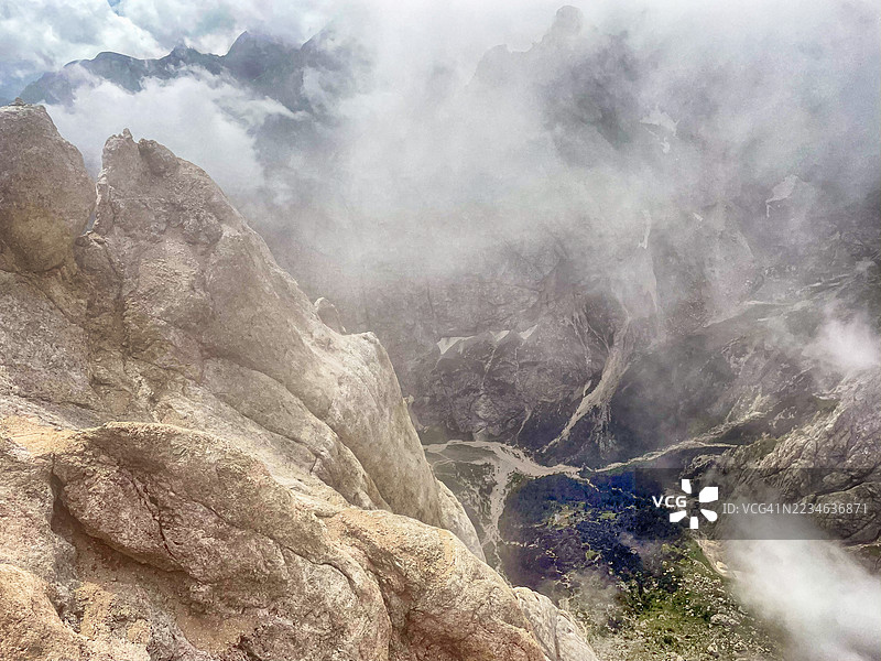 夏季从意大利多洛米蒂山脉的马尔莫拉达山峰俯瞰的景色图片素材