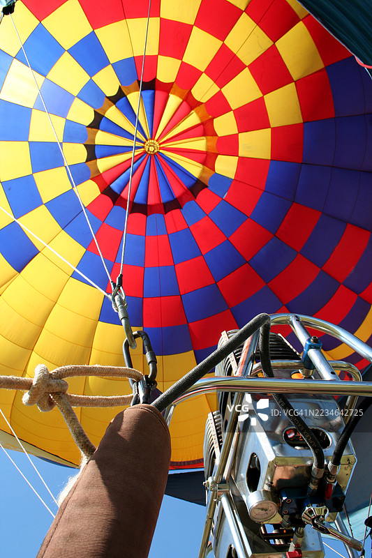 在五彩缤纷的热气球内图片素材