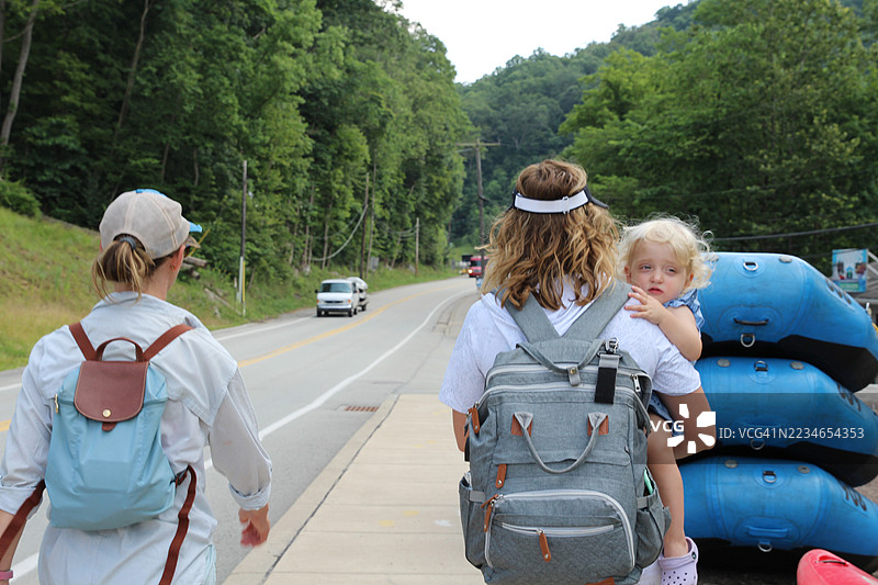 一家人在宾夕法尼亚州的奥海奥皮尔森林露营。姐妹们带着婴儿沿着乡间小路徒步前往一个游泳洞和滑石区，附近是著名的激流泛舟区域。图片素材