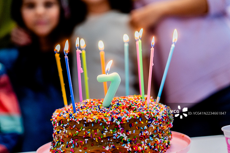 儿童生日派对上，特写有蜡烛的蛋糕图片素材