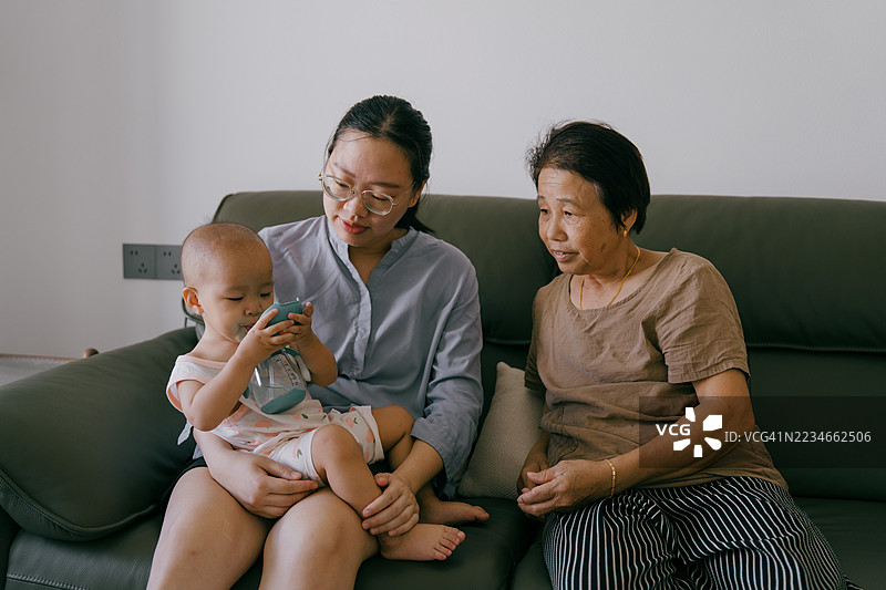 三代祖孙在家中放松玩耍；亚洲家庭生活图片素材