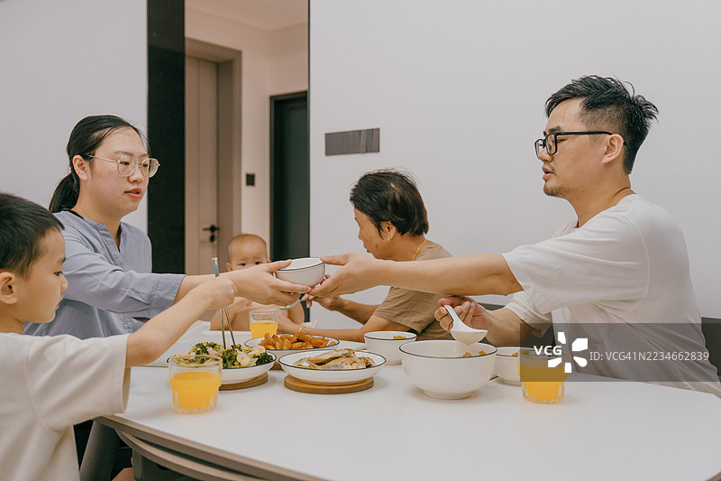 三代同堂的祖父母和孙辈在家共进晚餐；亚洲家庭生活方式图片素材