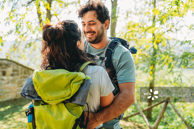 一对情侣在森林中相拥，休息一下徒步旅行。图片素材