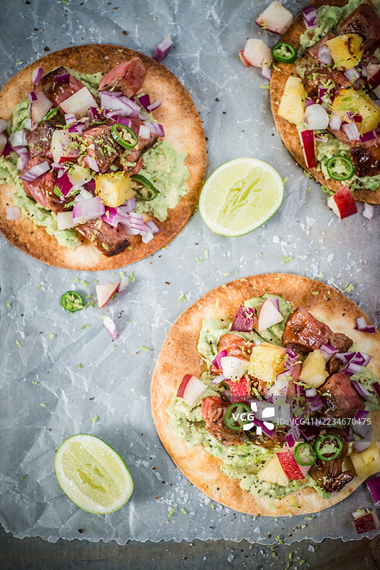 色彩缤纷的玉米饼，配有新鲜的食材，包括青柠和墨西哥辣椒图片素材