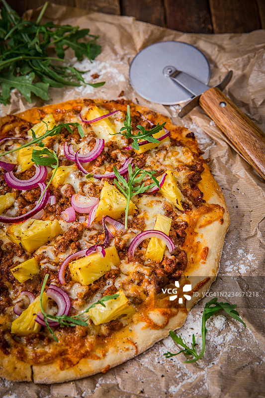美味的自制菠萝红洋葱融化奶酪披萨图片素材