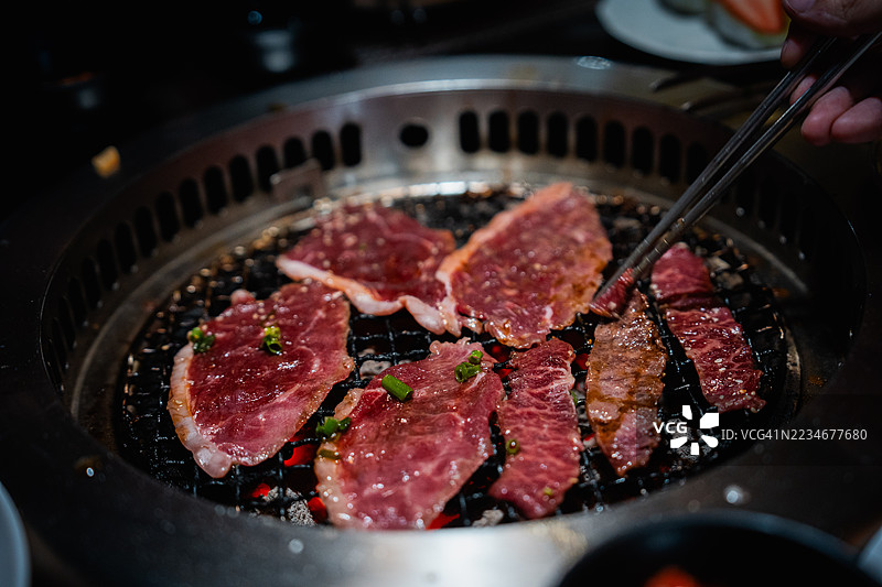 日本烧肉：在炭火上完美烤制图片素材