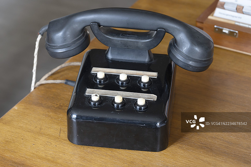 古老的贝克莱特公司电话，德国巴伐利亚州米特尔弗兰肯区劳夫河畔劳夫工业博物馆图片素材