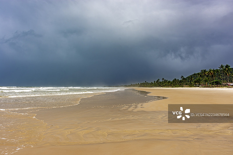 巴西巴伊亚州南海岸塞拉格兰德市的佩德塞拉海滩暴风雨天图片素材
