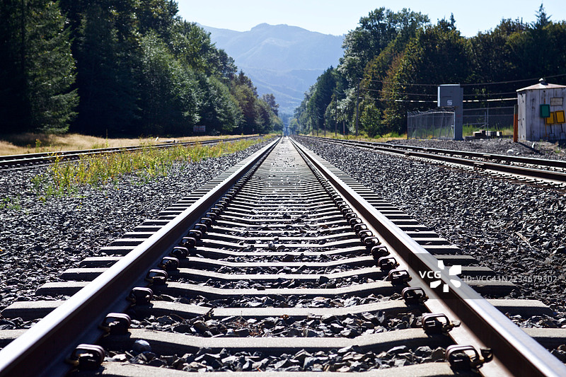 空荡荡的铁路轨道延伸向远方图片素材