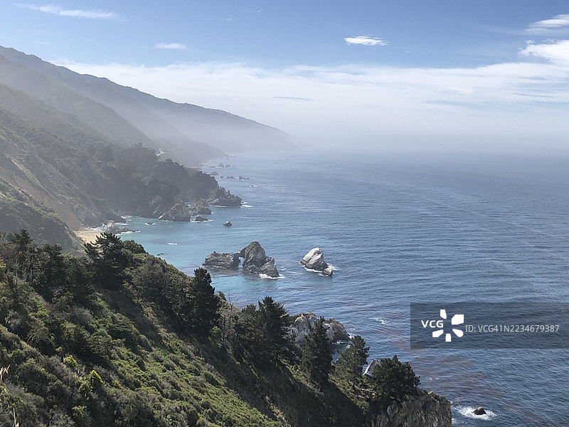 崎岖海岸线和海洋在晴朗天空下的美丽景色，格林菲尔德，美国图片素材