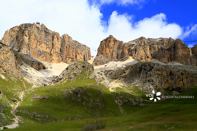壮丽的落基山脉风景在生动的蓝天下，加纳泽伊，意大利，波尔多伊 H图片素材