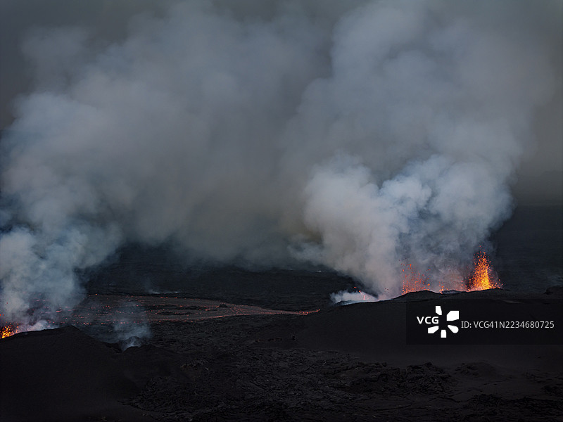 熔岩，熔岩场，灰烬云，火山喷发，Sundhnúkur火山口链，2025年7月，雷克雅未克半岛，冰岛图片素材