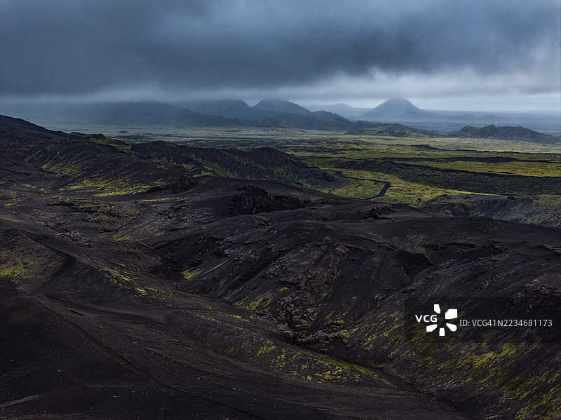 冰岛雷克雅未克半岛的夏季火山景观，云层覆盖的山脉，鸟瞰图图片素材