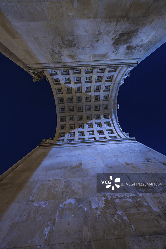 从下方透视拱形走廊，夜空璀璨，慕尼黑胜利门，德国图片素材