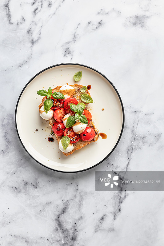 大理石桌上的卡普雷塞布鲁斯凯塔图片素材