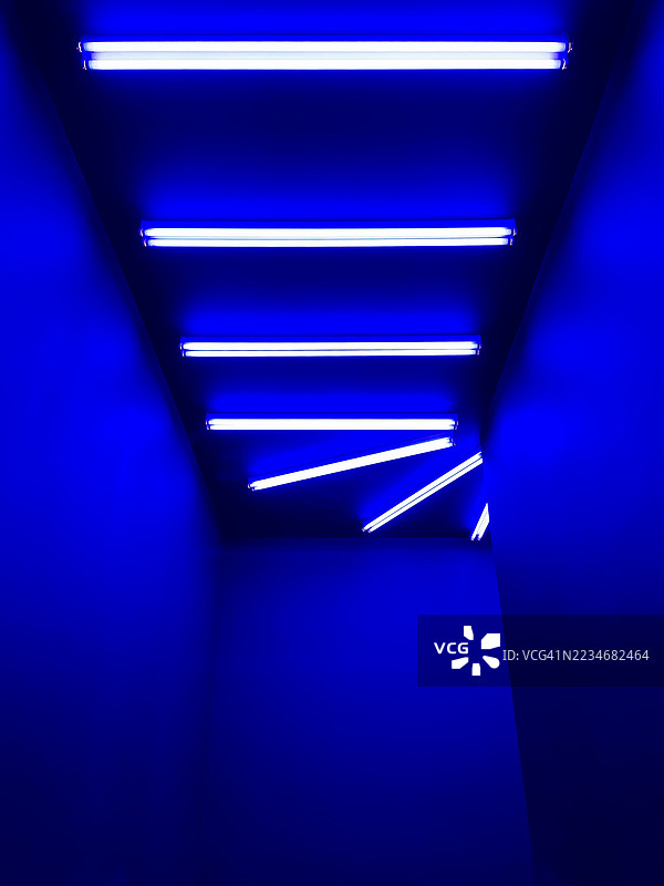 天花板上的蓝色霓虹灯抽象视图图片素材