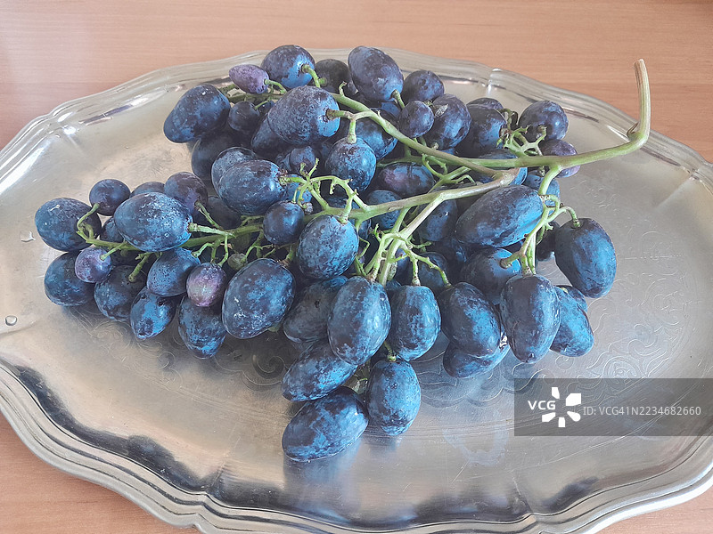 新鲜葡萄在银色托盘上的特写图片素材