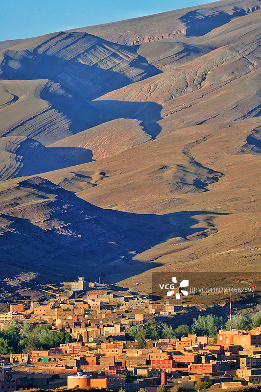 摩洛哥阿特拉斯山脉中的一个小镇鸟瞰图图片素材