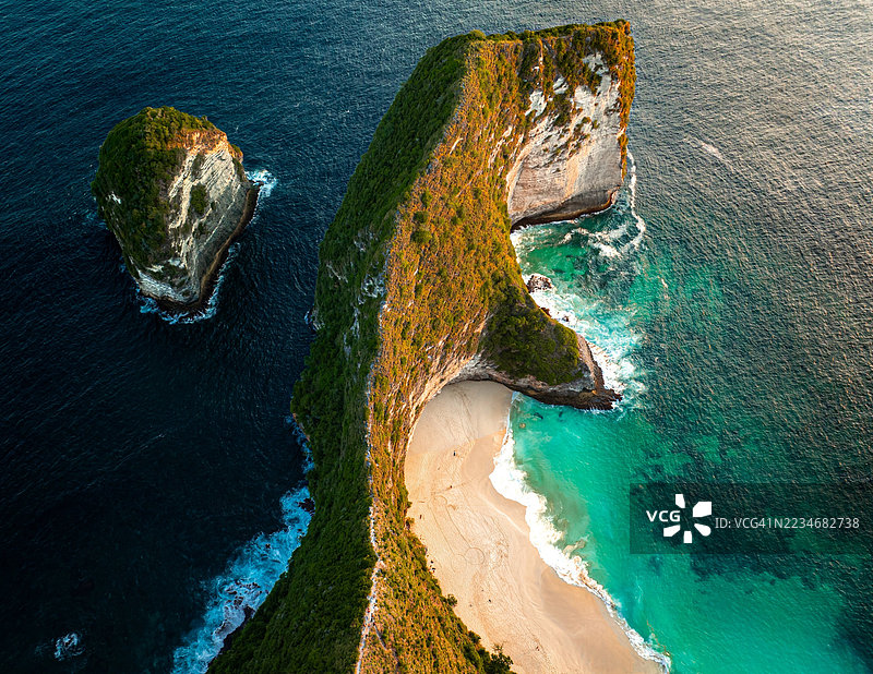 壮观的海岸岩石形成和碧蓝海洋的鸟瞰图图片素材